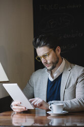 Geschäftsmann benutzt Tablet in einem Café - ALBF00552