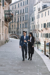 Italien, Venedig, glückliches Paar beim Spaziergang in der Stadt - ALBF00574