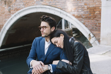 Italy, Venice, affectionate couple in the city - ALBF00575