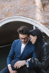 Italy, Venice, affectionate couple in the city - ALBF00576