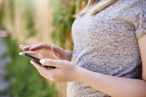 Frau mit Smartphone, Teilansicht - ABIF00638