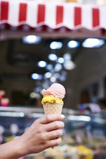 Frauenhand hält Eiswaffel mit zwei Kugeln - ABIF00645