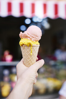 Frauenhand hält Eiswaffel mit zwei Kugeln - ABIF00646