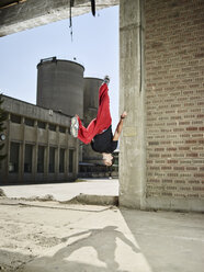 Mann springt in der Luft während einer Freerunning-Übung - CVF00852