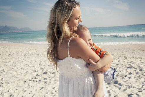 Mittlere erwachsene Mutter mit jungem Sohn am Strand, Kapstadt, Westkap, Südafrika - CUF33711