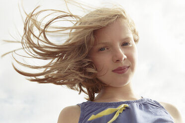 Porträt eines Mädchens mit fliegendem Haar an einer windigen Küste - CUF33713