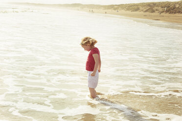 Mädchen paddelt im Meer, Camber Sands, Kent, UK - CUF33714