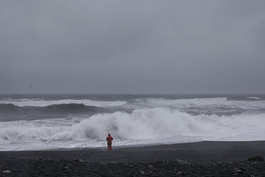 Mann am Strand, Vik, Island - CUF33725