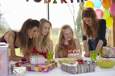 Teenager-Mädchen teilt Geburtstagskuchen mit Freunden - CUF33783