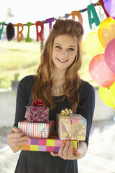 Porträt eines Teenagers mit Geburtstagsgeschenken - CUF33810