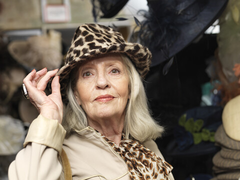 Glamouröse Seniorin mit Leopardenfellhut, lizenzfreies Stockfoto