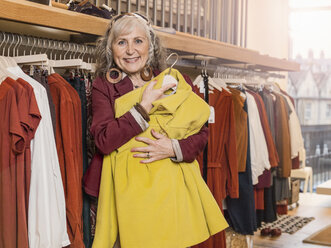 Ältere Frau mit Kleid in einer Boutique - CUF33822