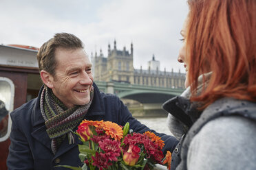 Romantisches reifes Paar mit Blumenstrauß, London, UK - CUF33939