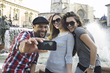 Touristenfreunde beim Selbstporträt, Plaza de la Virgen, Valencia, Spanien - CUF34002