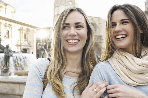 Zwei junge Touristinnen, Plaza de la Virgen, Valencia, Spanien, lizenzfreies Stockfoto