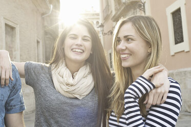 Young friends on vacation, Valencia, Spain - CUF34008