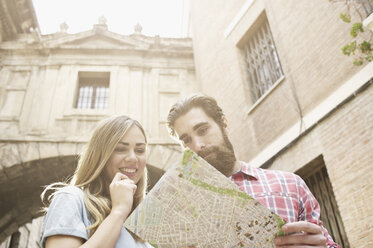 Junges Touristenpaar mit Blick auf die Landkarte vor der Kathedrale von Valencia, Valencia, Spanien - CUF34012