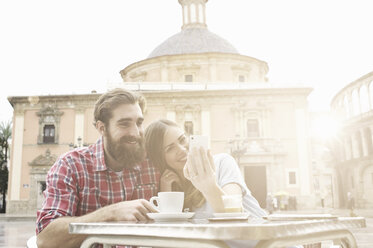 Junges Paar beim Kaffee in einem Straßencafé, Plaza de la Virgen, Valencia, Spanien - CUF34015