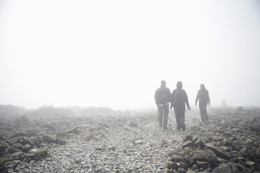 Drei Menschen gehen durch Nebel, Ben Nevis, Schottland - CUF34051