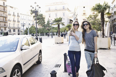 Zwei junge Freundinnen beim Einkaufen, Valencia, Spanien - CUF34052