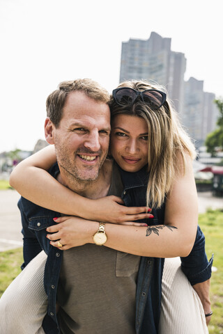 Porträt eines glücklichen Paares in der Stadt, lizenzfreies Stockfoto