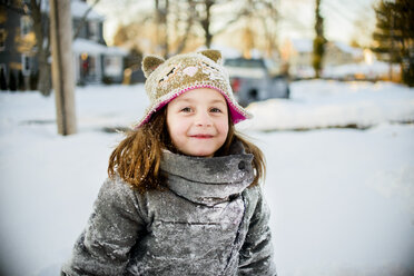 Mädchen genießt den Winter - ISF14183