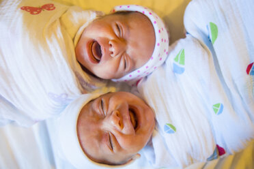 Zwillingsbaby Schwester und Bruder weinen - ISF14185