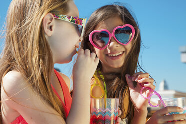 Mädchen mit Sonnenbrillen und Getränken - ISF14191