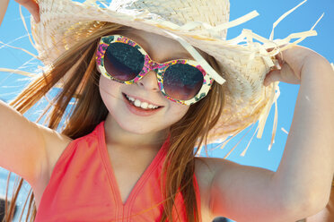 Girl wearing sunglasses and straw hat - ISF14194