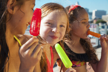 Girls eating ice lollies - ISF14201