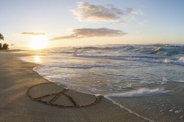 In Sand gezeichnetes Friedenssymbol, Sonnenuntergang - ISF14211
