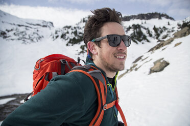 Nahaufnahme eines lächelnden jungen männlichen Skifahrers, Mount Baker, Washington, USA - ISF14221