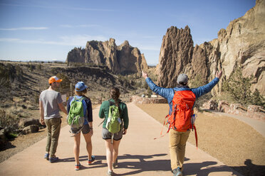 Backpackers on vacation, Smith Rock State Park, Oregon - ISF14233