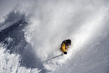 Mittlerer Erwachsener, männlicher Skifahrer, der auf einer Piste rast, Obergurgl, Österreich - CUF34078