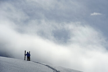 Mittlerer Erwachsener, männlicher Skifahrer, stehend auf einem Berg, Obergurgl, Österreich - CUF34079