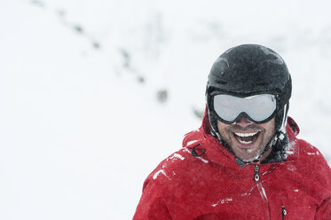 Porträt eines mittelgroßen männlichen Skifahrers, Obergurgl, Österreich - CUF34081