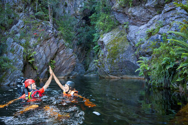 Mann und Frau beim Canyoning - CUF34110