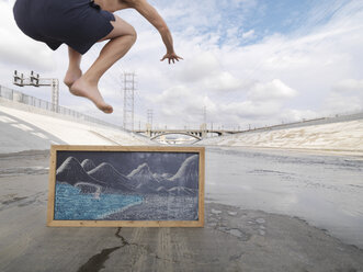 Mann tut so, als würde er in den See springen, Los Angeles River, Los Angeles, Kalifornien, USA - CUF34146