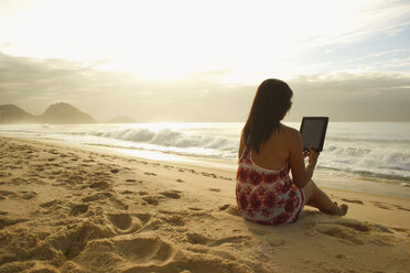 Ältere Frau mit digitalem Tablet am Strand der Copacabana, Rio De Janeiro, Brasilien - CUF34150