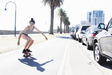 Junge Frau auf dem Skateboard, Port Melbourne, Melbourne, Australien - CUF34210