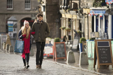 Ein junges Paar kauft auf dem Grassmarket in Edinburgh, Schottland, ein - CUF34225