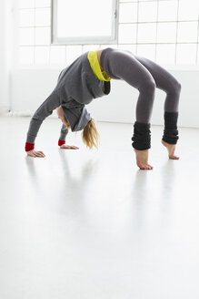 Junge Frau in Yoga-Position - CUF34303