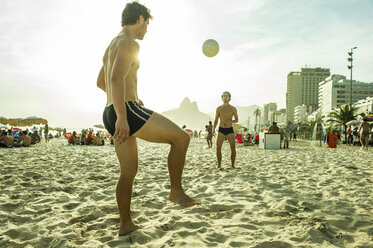 Männer spielen Fußball am Strand von Ipanema, Rio de Janiero, Brasilien - CUF34330