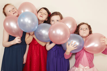 Porträt von vier Mädchen mit Luftballons - CUF34383