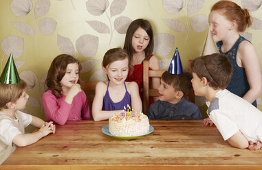 Kinder bei Geburtstagsfeier, Mädchen mit Torte - CUF34393