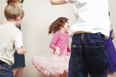 Kinder tanzen auf einer Geburtstagsfeier - CUF34409