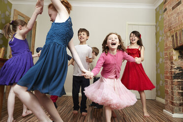 Kinder tanzen auf einer Geburtstagsfeier - CUF34410