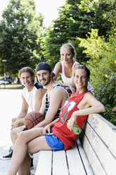 Porträt von vier Basketballspielern, die im Park eine Pause machen - CUF34441