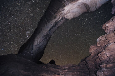 Felsformation Arch und Sternenhimmel, Arches National Park, Moab, Utah, USA - ISF14262