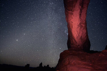 Säulen-Felsformation und Sternenhimmel, Arches National Park, Moab, Utah, USA - ISF14263